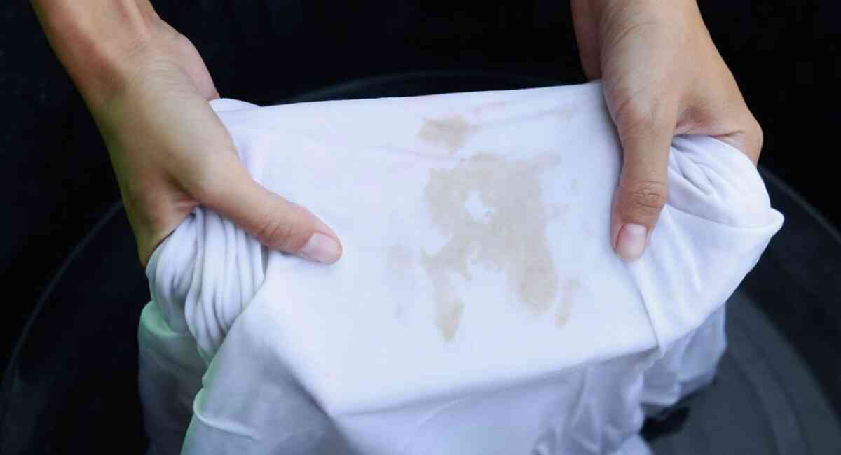 Mách nhỏ cách tẩy dầu mỡ trên quần áo màu lâu ngày không cầu kỳ mà vẫn sạch bong